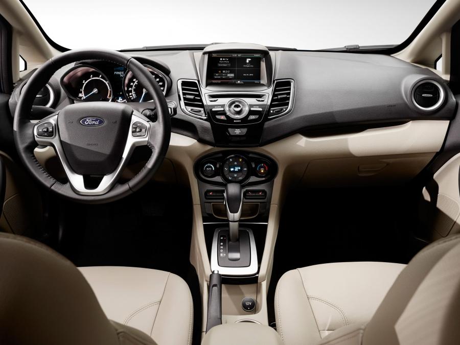 Торпедо Ford Fiesta Titanium Hatchback 2013 года  (NA) (фото 9 из 28)